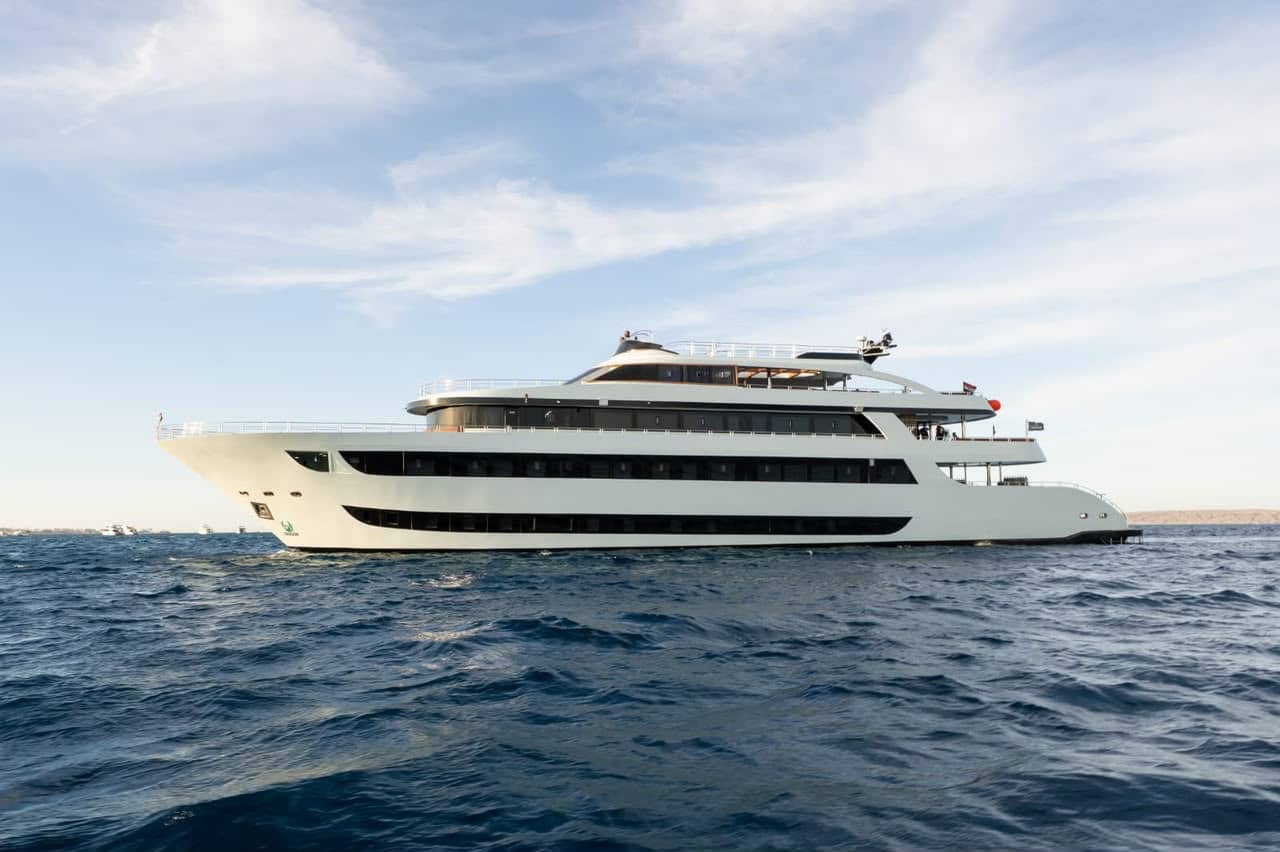 Le M/Y Dragon en navigation en mer Rouge