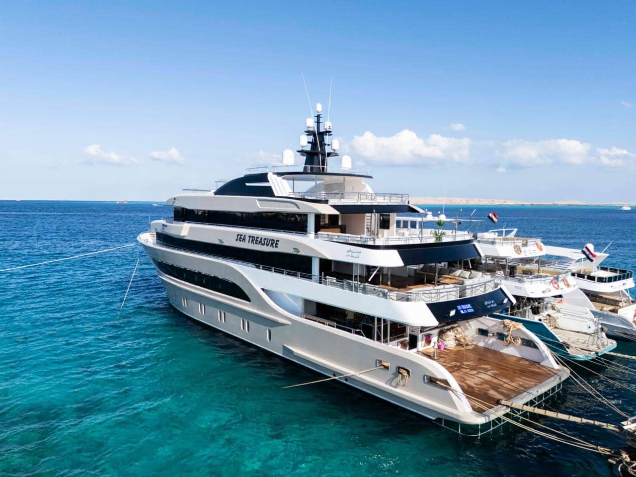Plateforme arrière du Sea Treasure vue du ciel, point de départ des plongées