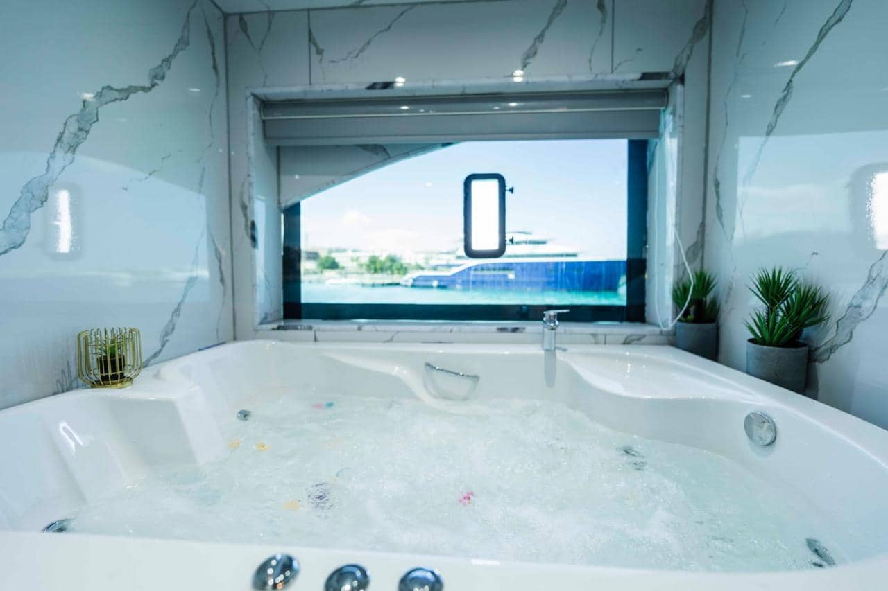 Baignoire jacuzzi privative d'une suite du Sea Treasure, face à la mer